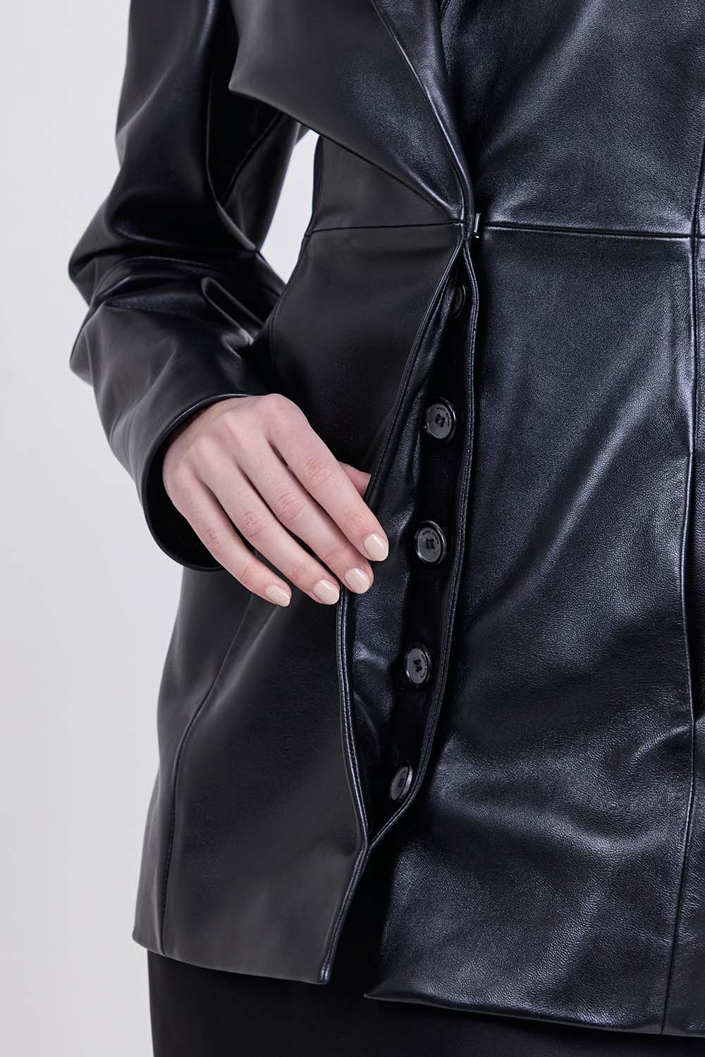 תמונת תקריב דוגמן של ז'קט עור בסגנון בלייזר