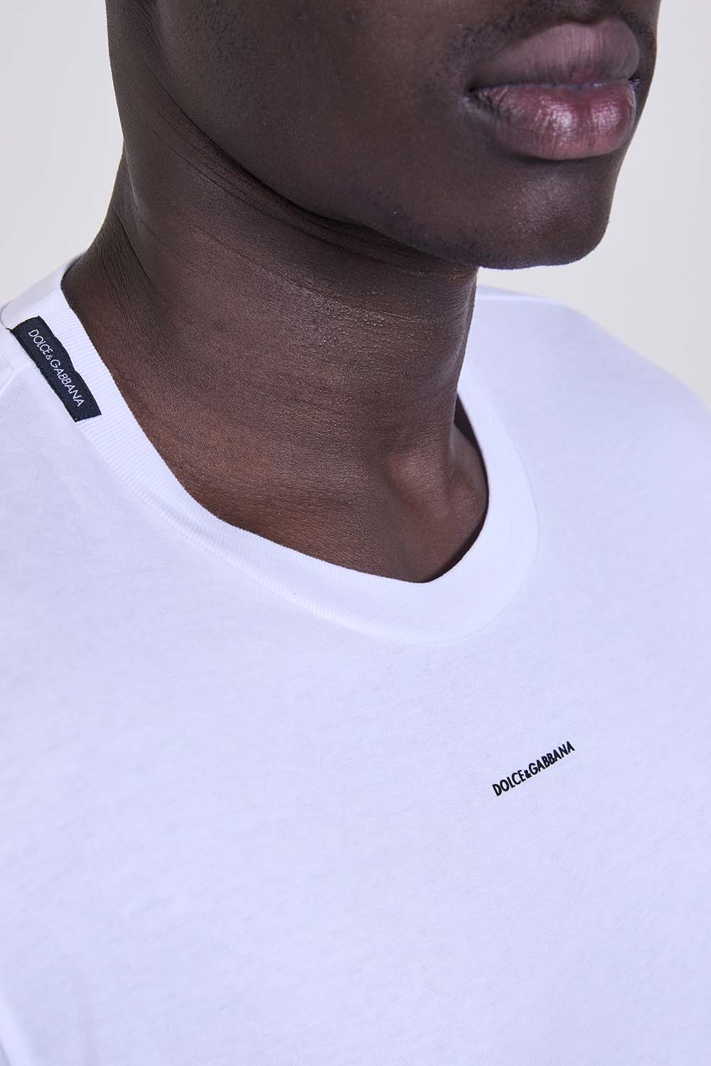 תמונת תקריב דוגמן של חולצת טי בגזרה ישרה