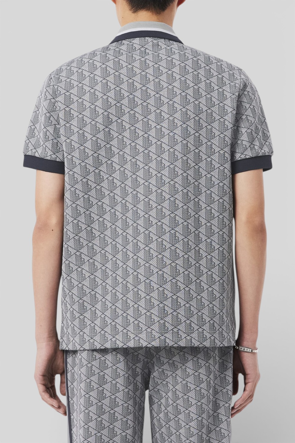 תמונת דוגמן אחורית של חולצת פולו