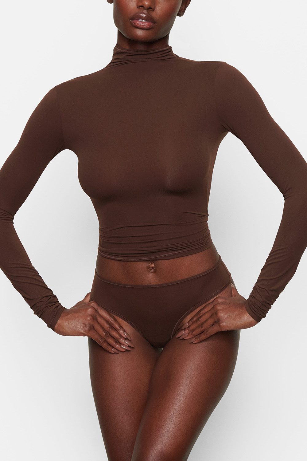 תמונת דוגמן קידמית של TURTLENECK TOP