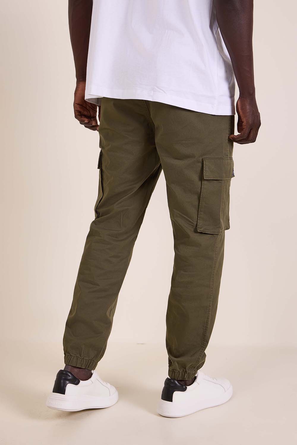 תמונת דוגמן אחורית של מכנסי קרגו בגזרת סקיני