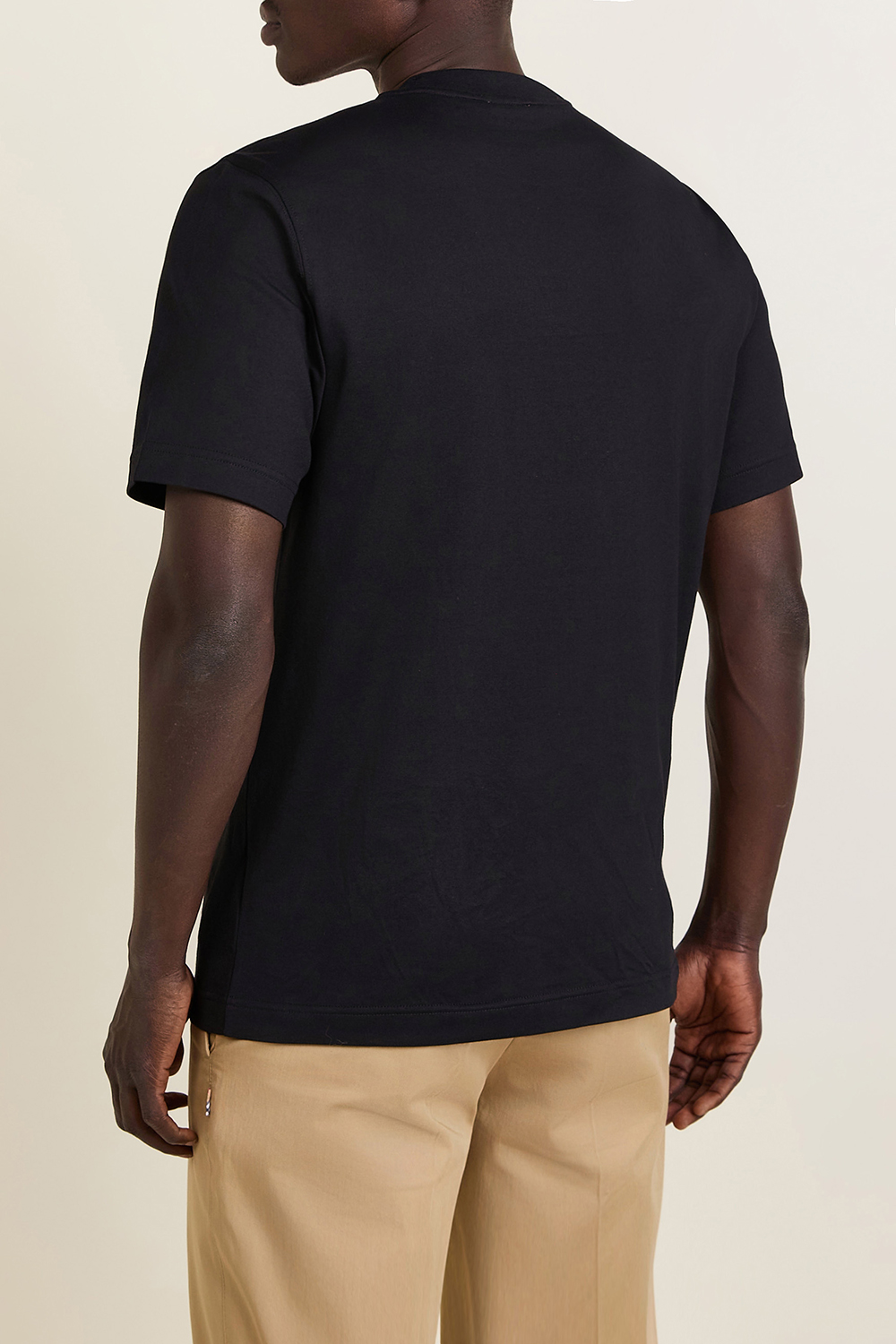 תמונת דוגמן אחורית של חולצת טי