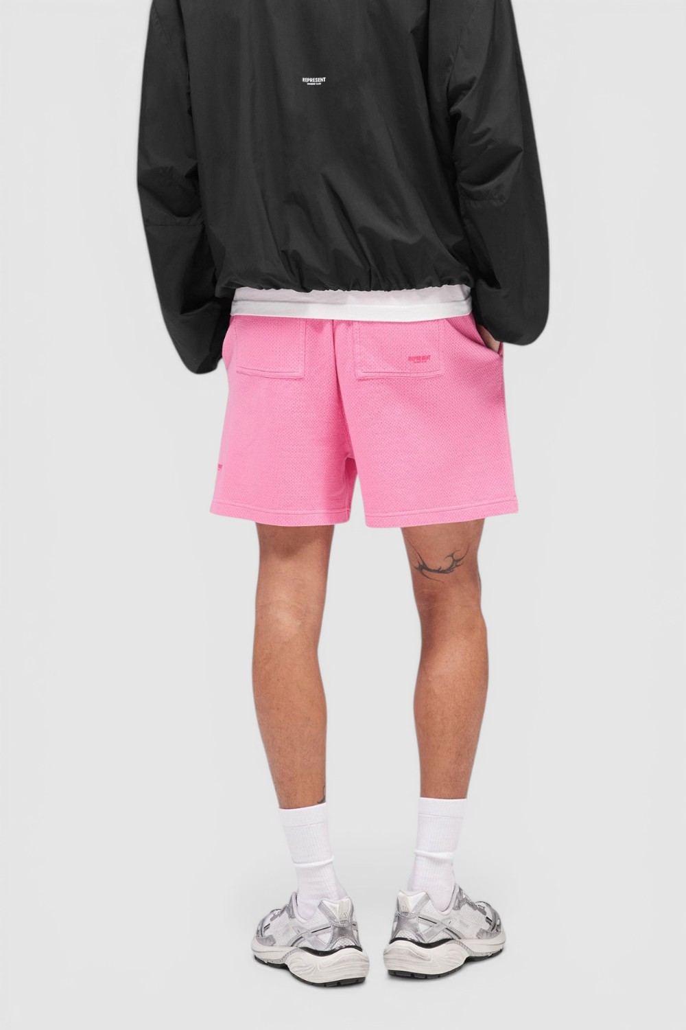 תמונת דוגמן אחורית של מכנסיים קצרים