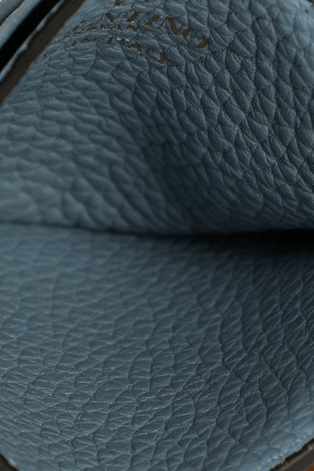 תמונת תקריב של ארנק כרטיסים מעור בגוון תכלת