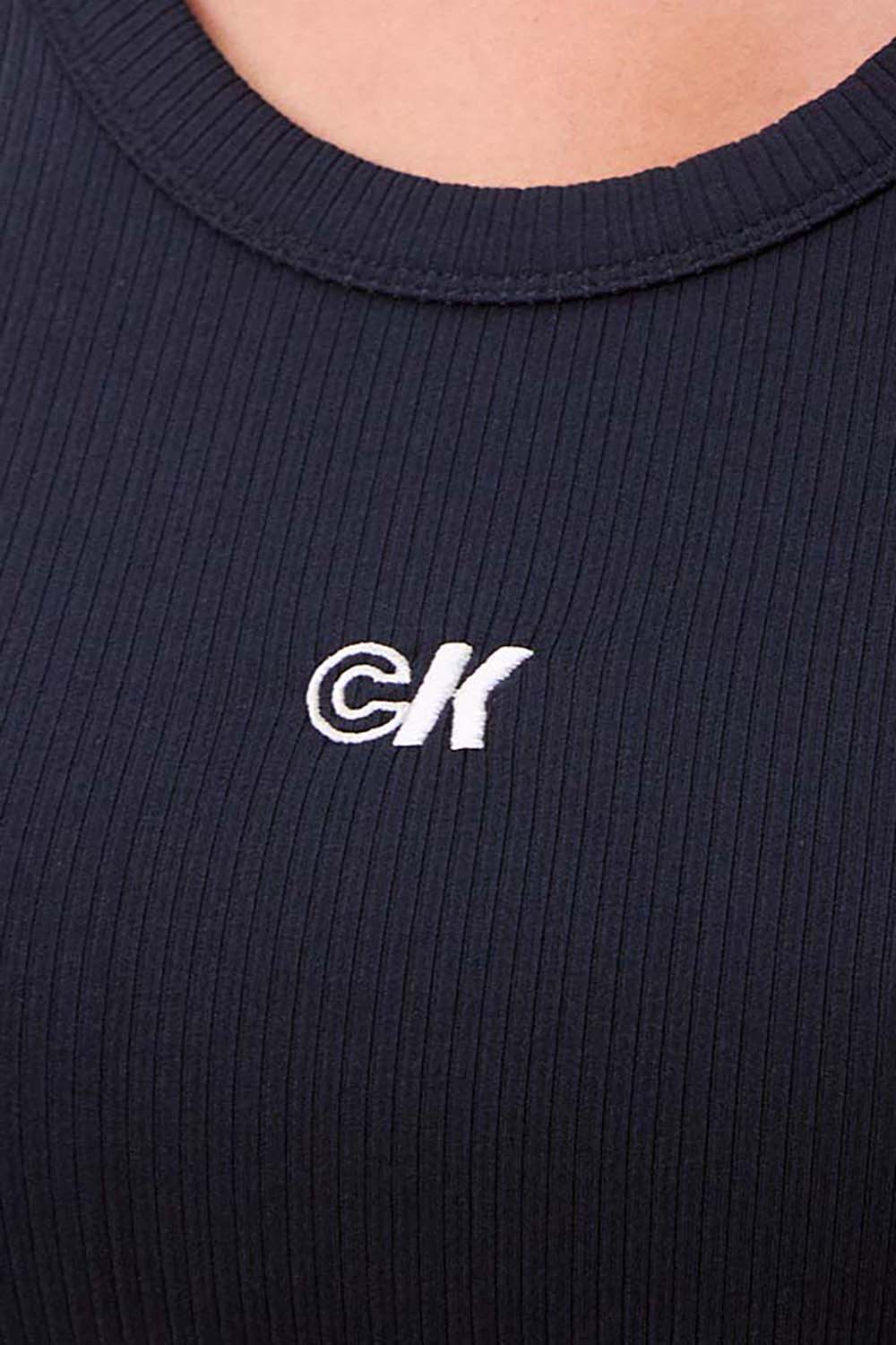 תמונת תקריב דוגמן של גופיית ריב