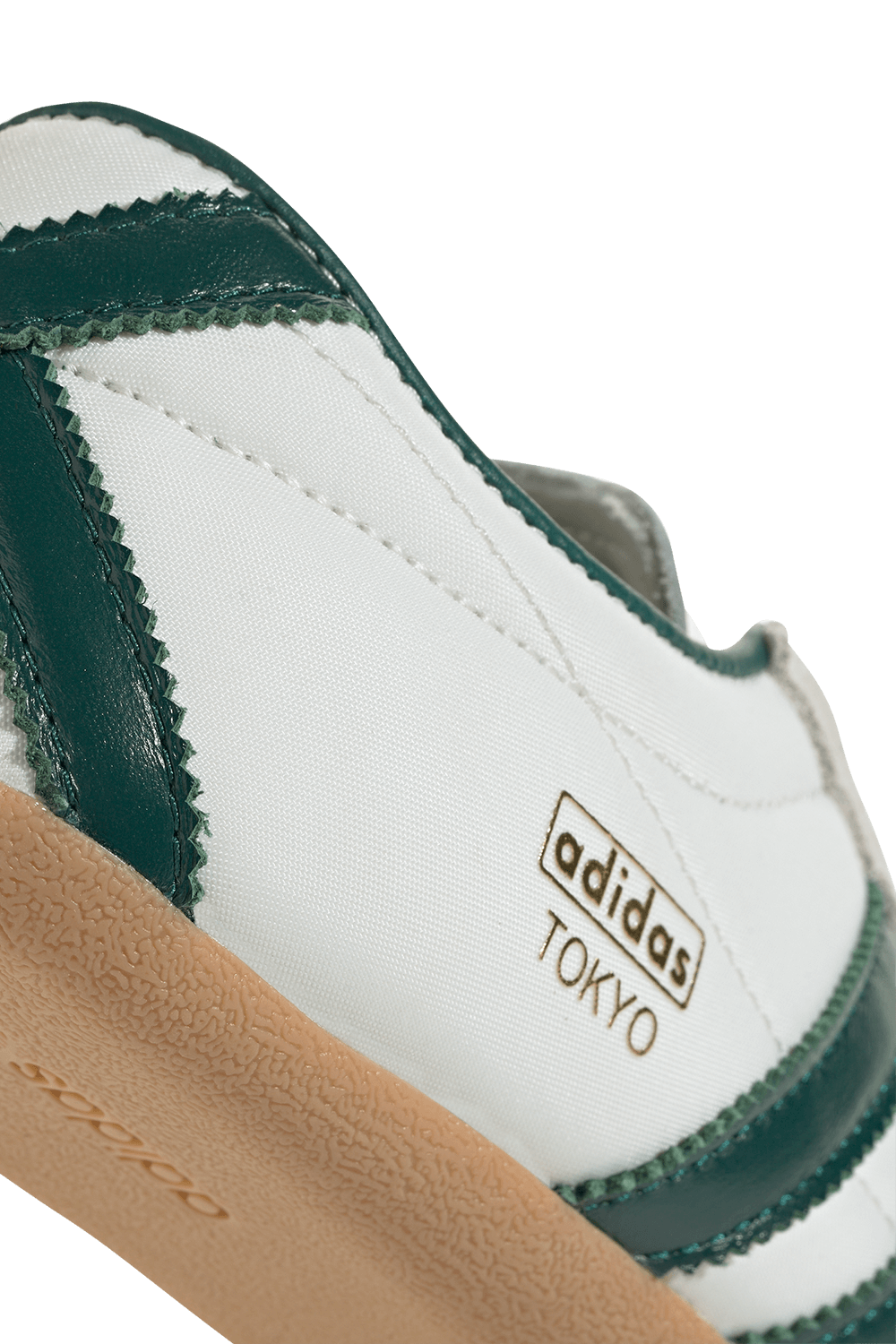 תמונת פנים של נעלי סניקרס טוקיו
