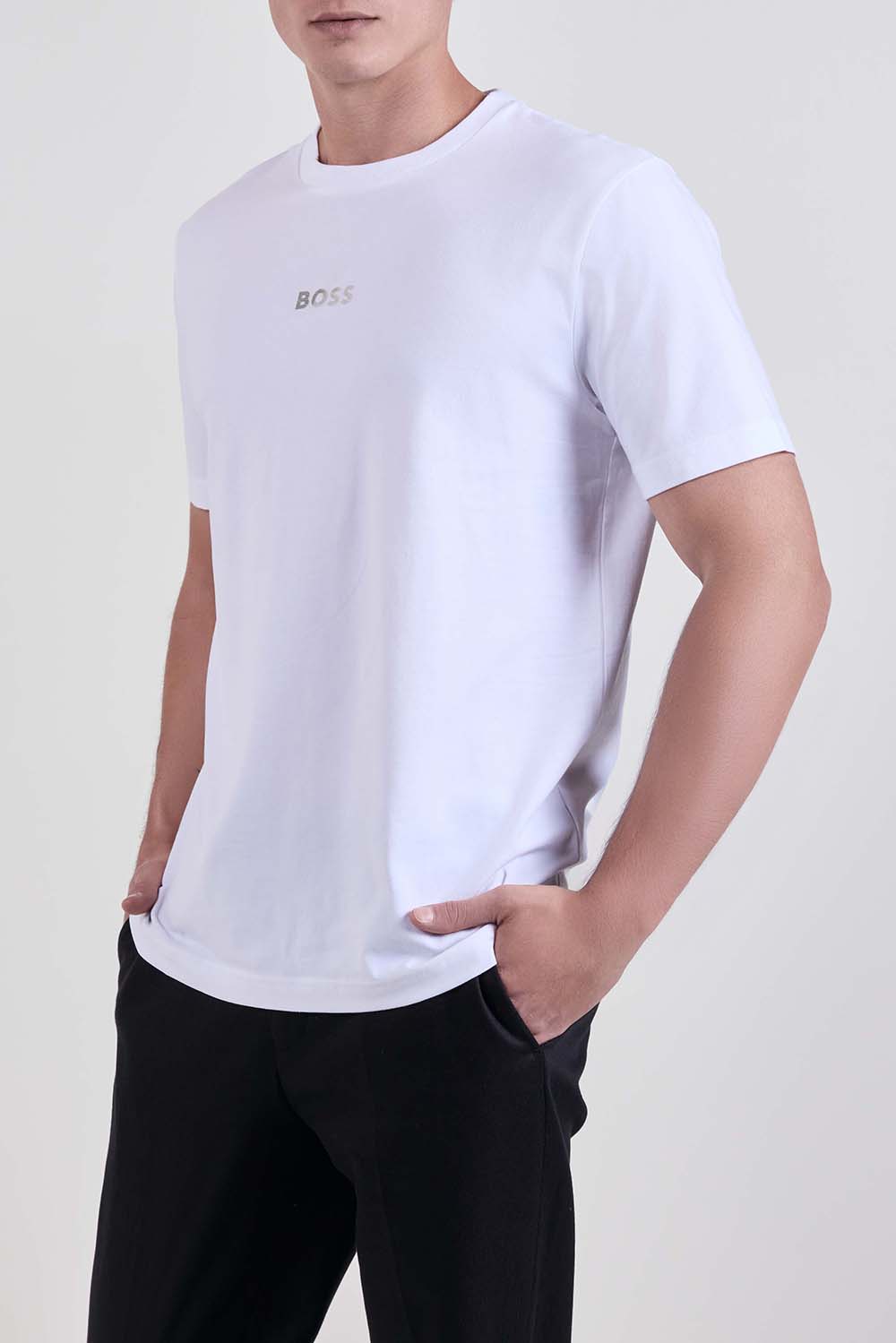 תמונת דוגמן קידמית של חולצת טי בגזרת סלים