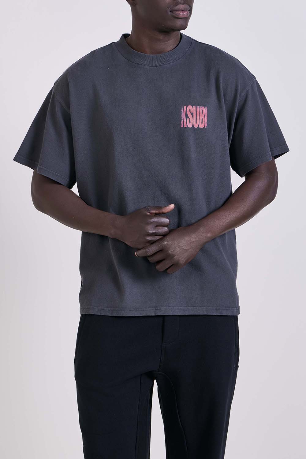 תמונת דוגמן קידמית של חולצת טי אוברסייז