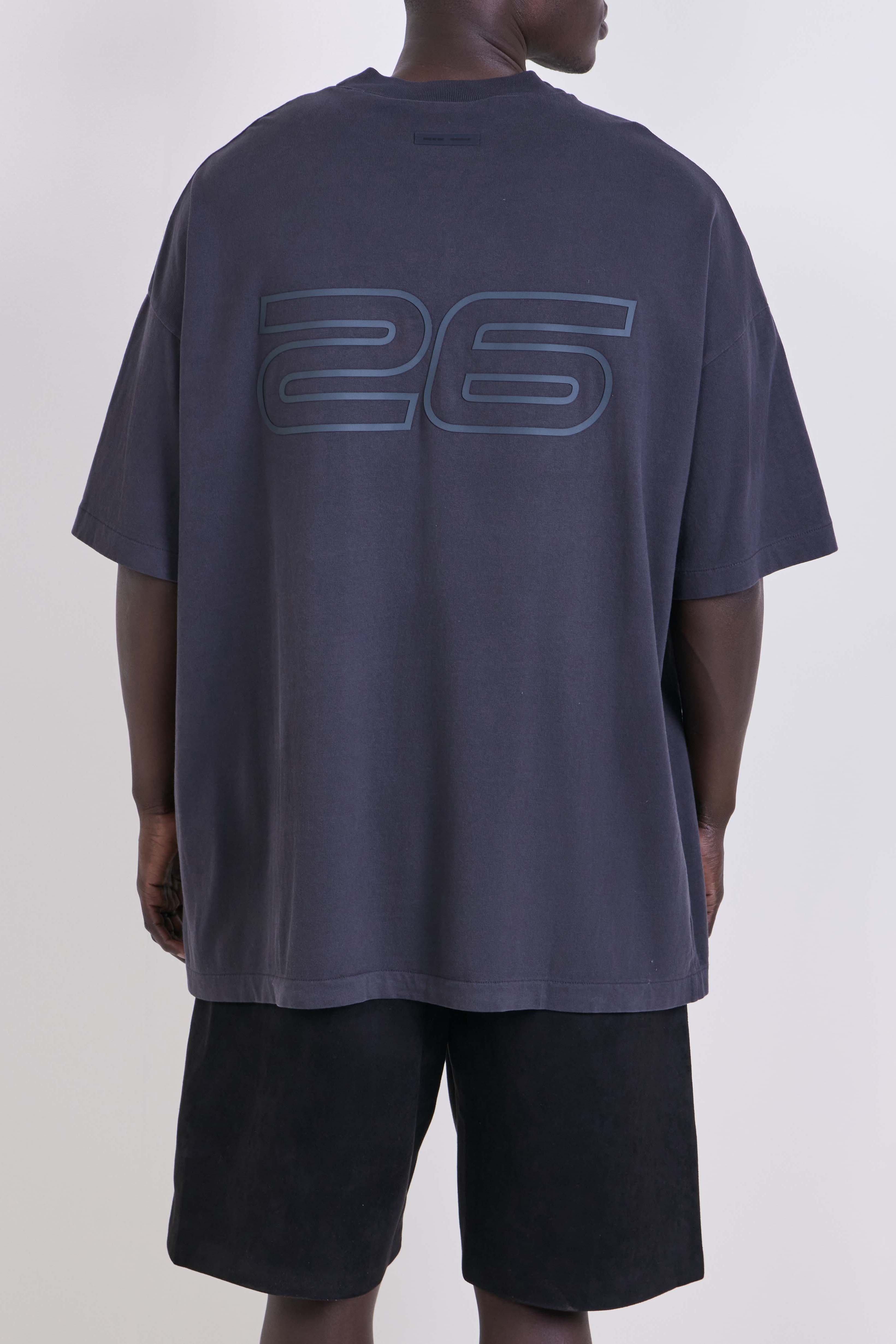 תמונת דוגמן אחורית של חולצת טי אוברסייז