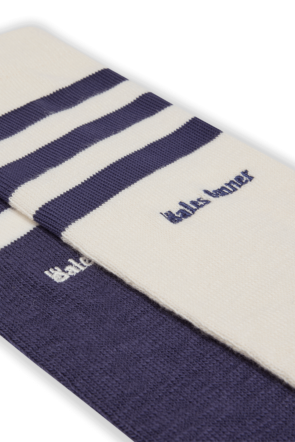 תמונת תקריב של אדידס X וולס בונר זוג גרביים