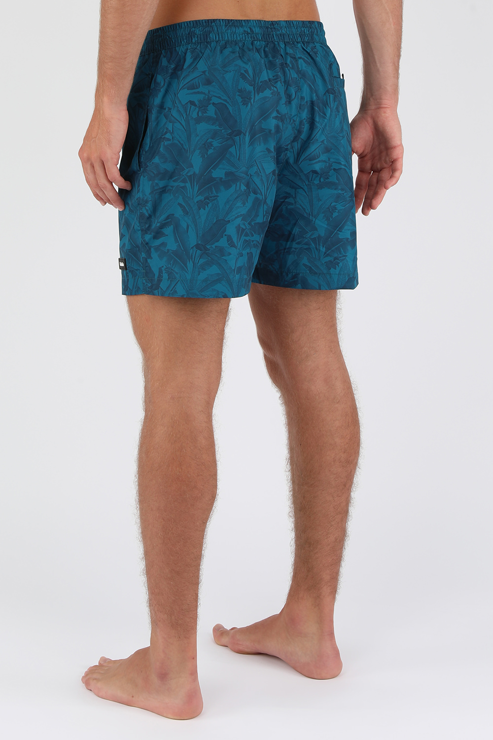 תמונת דוגמן אחורית של מכנסי בגד ים כחולים עם הדפס בוטני