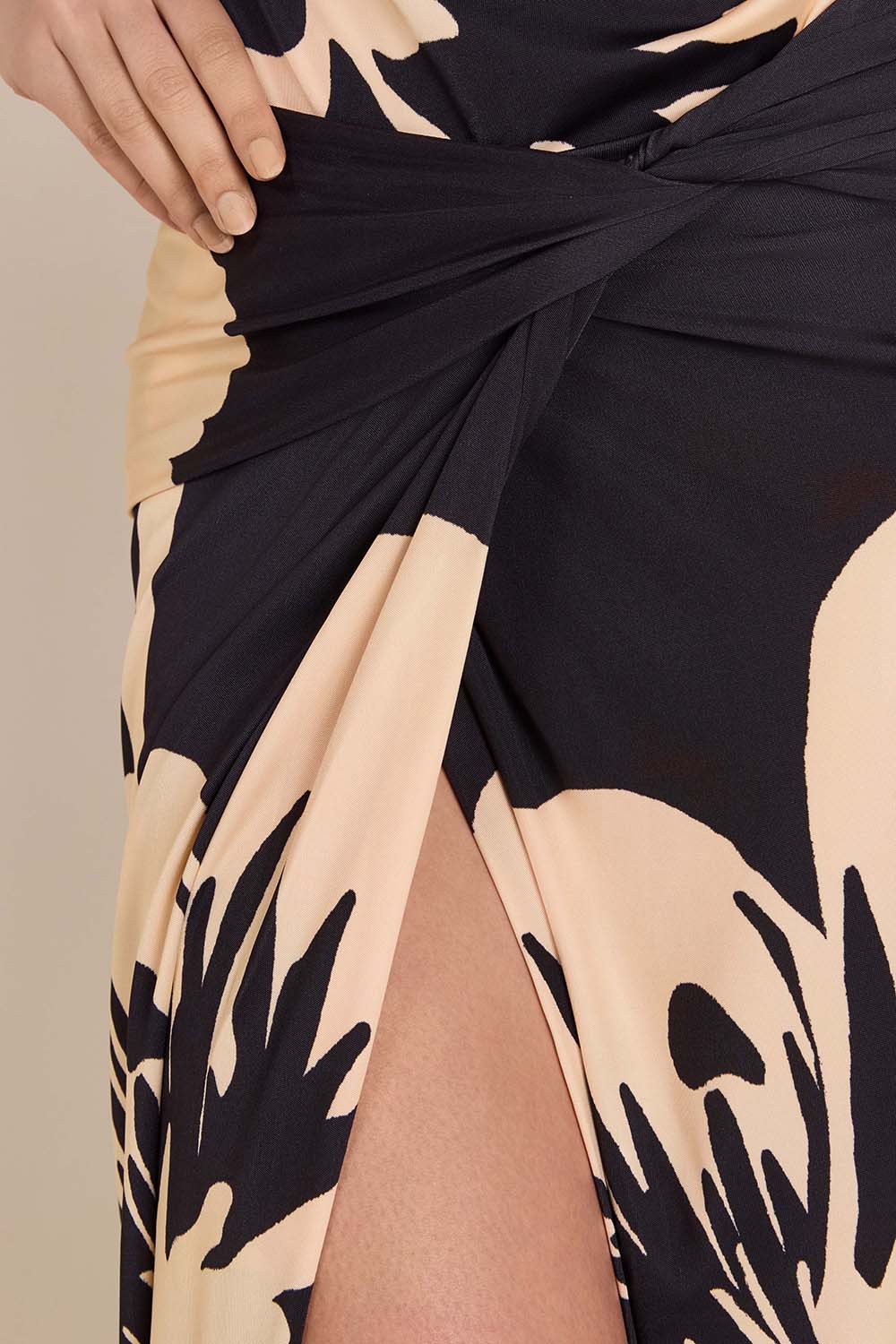 תמונת תקריב דוגמן של חצאית מקסי