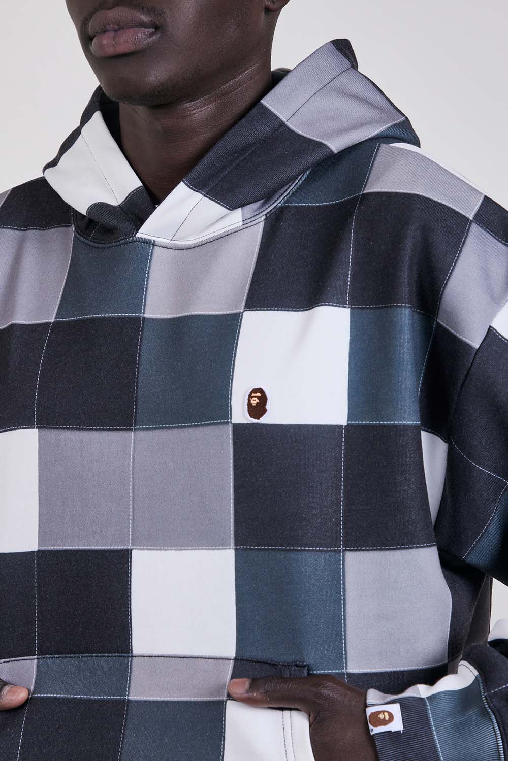 תמונת תקריב דוגמן של סווטשירט קפוצ׳ון