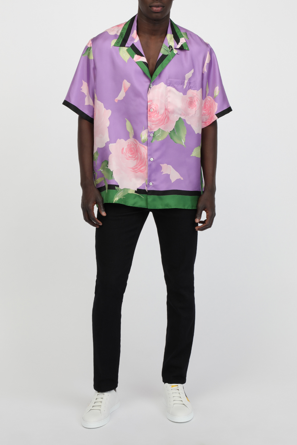 תמונת דוגמן קידמית של White Leather Logo Sneakers