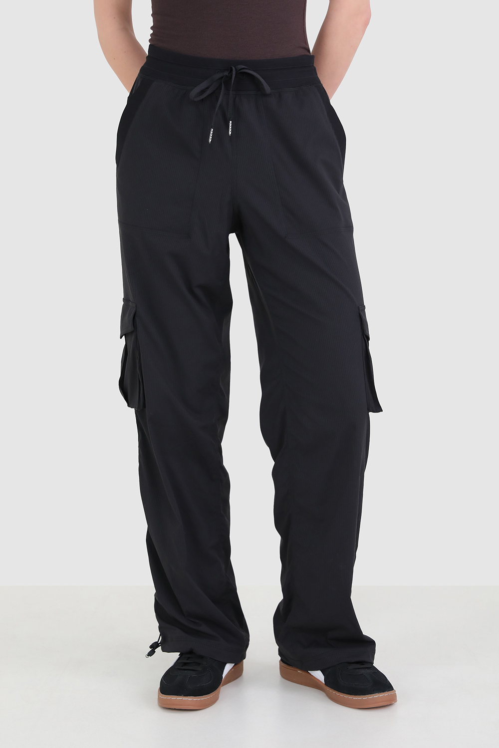 תמונת דוגמן קידמית של Dance Studio Relaxed-Fit Mid-Rise Cargo Jogger