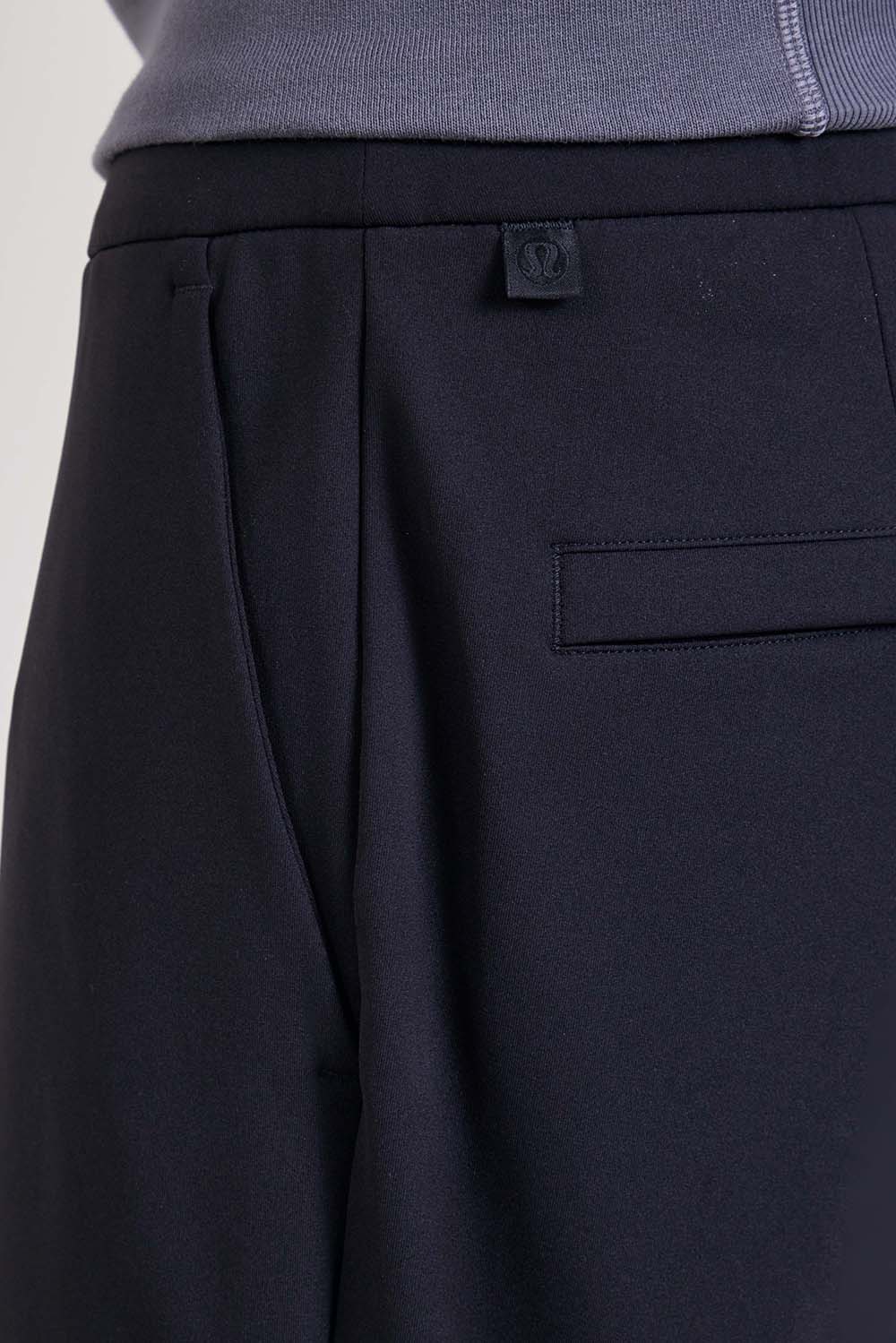 תמונת תקריב דוגמן של Men's Daydrift Classic-Fit Trouser Regular