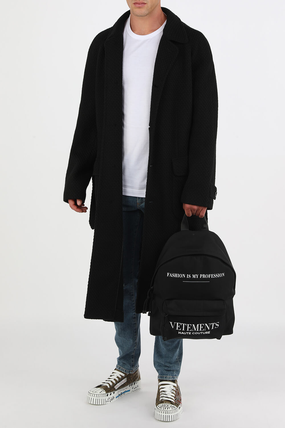 תמונת דוגמן קידמית של תיק גב קלאסי עם כיתוב ממותג בגוון שחור