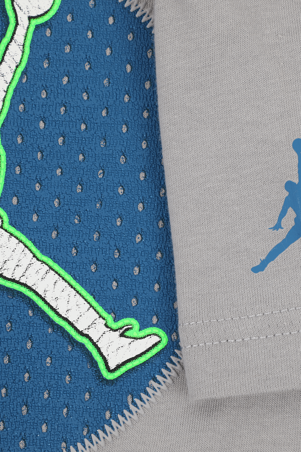 תמונה אחורית של גילאי 8-16  חולצת טי אפורה עם פרינט ג'ורדן כחול