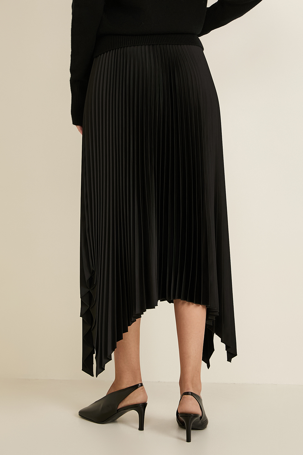 תמונת דוגמן אחורית של חצאית קפלים א-סימטרית