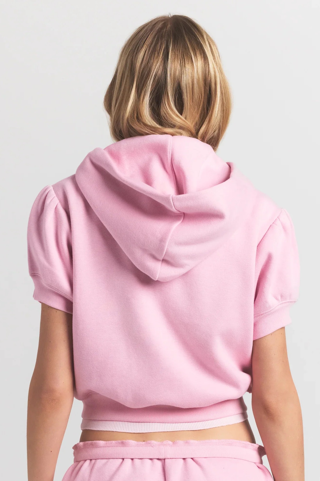 תמונת דוגמן אחורית של BUBBLE SLEEVE ZIP UP