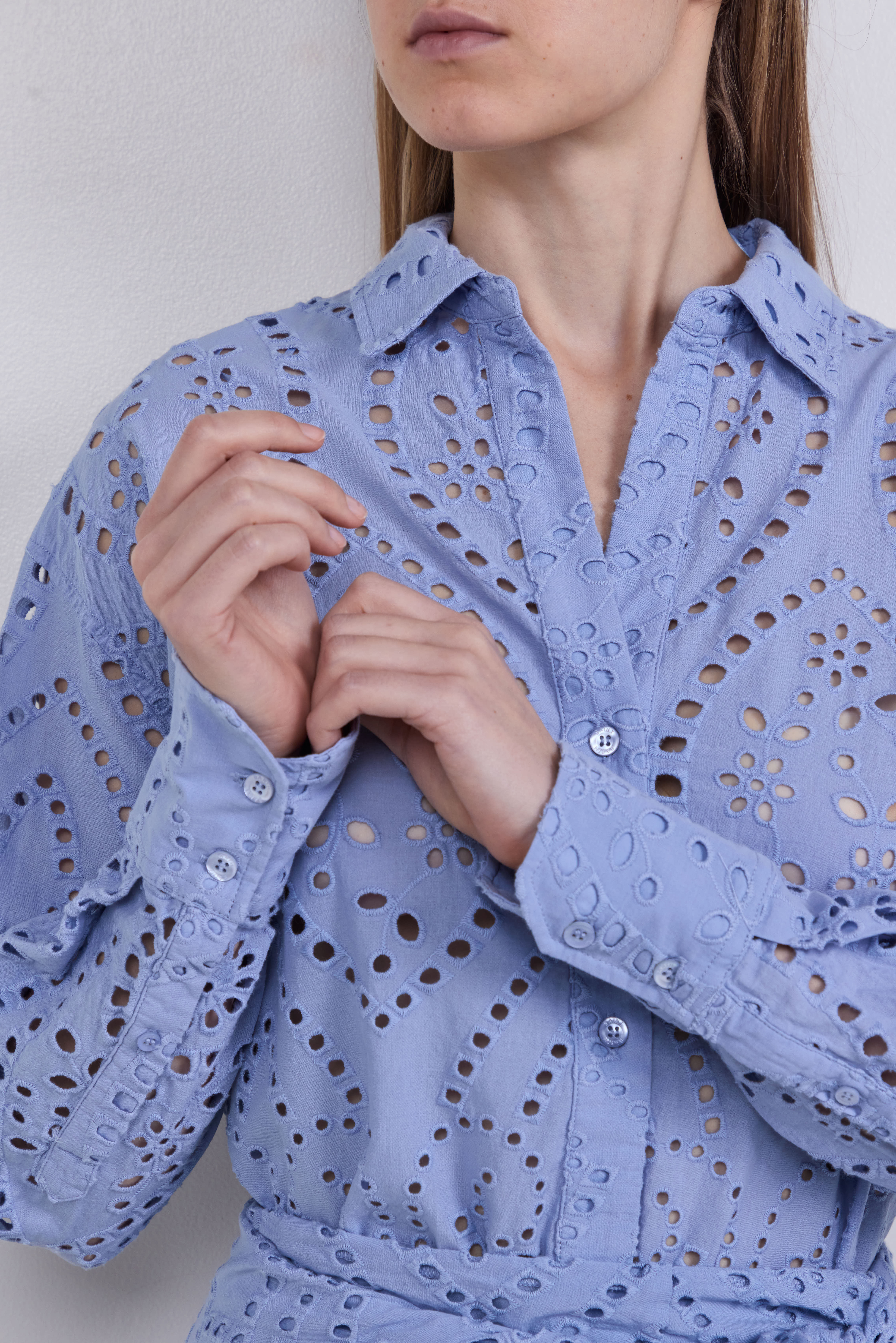 תמונת תקריב דוגמן של חולצה מכופתרת אוברסייז