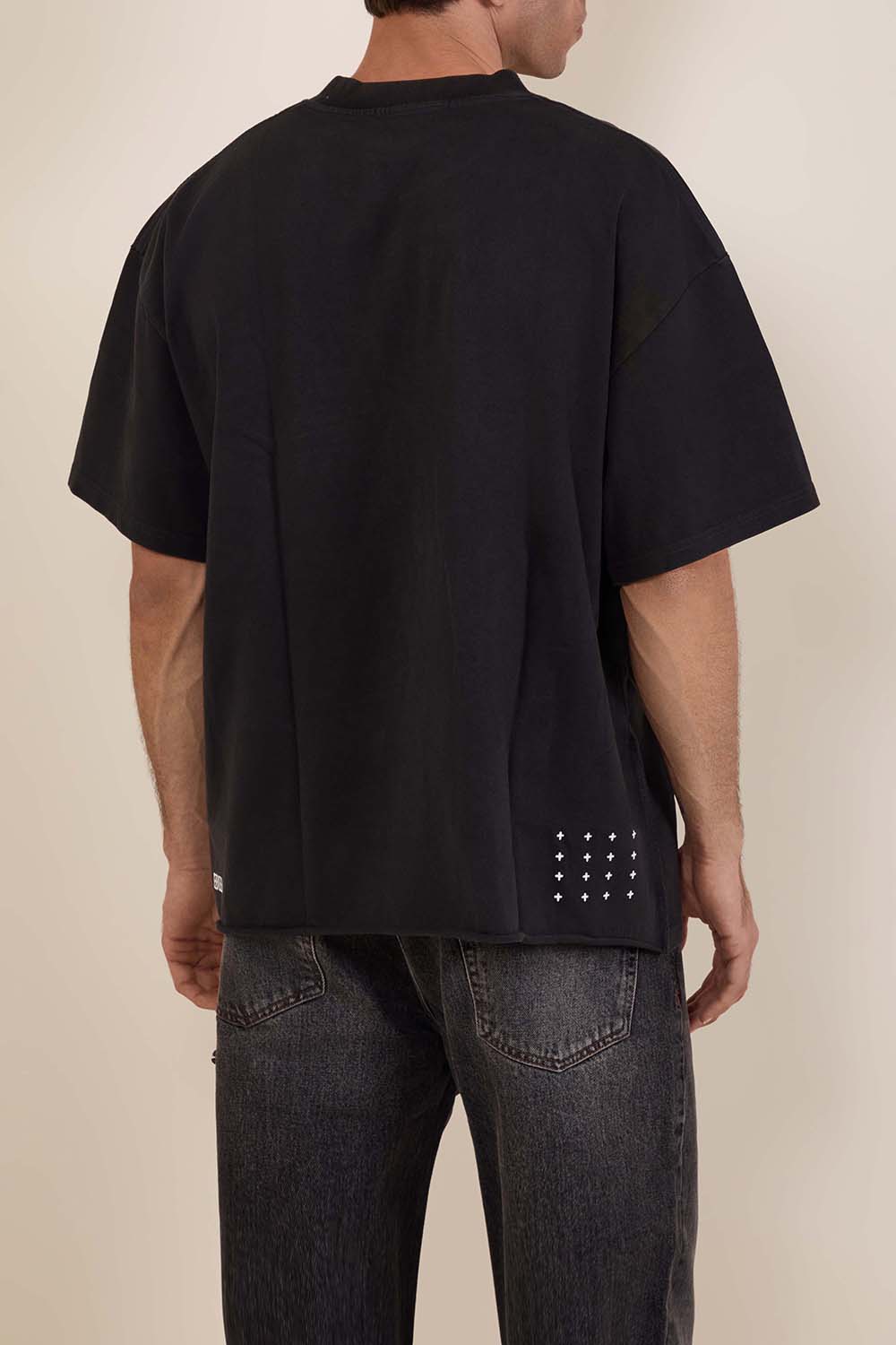 תמונת תקריב דוגמן של חולצת טי אוברסייז