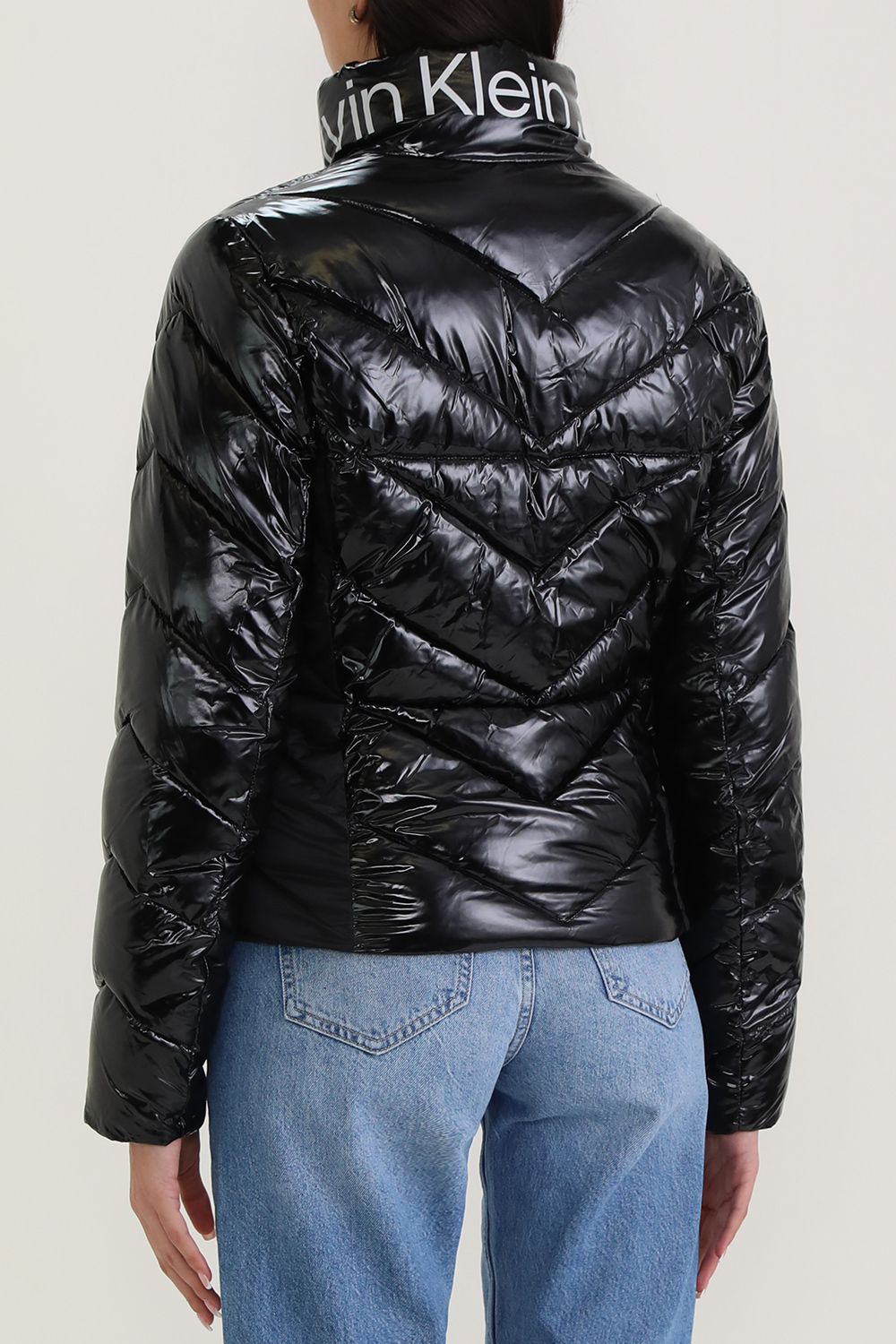 תמונת דוגמן אחורית של מעיל פוך מבריק מניילון