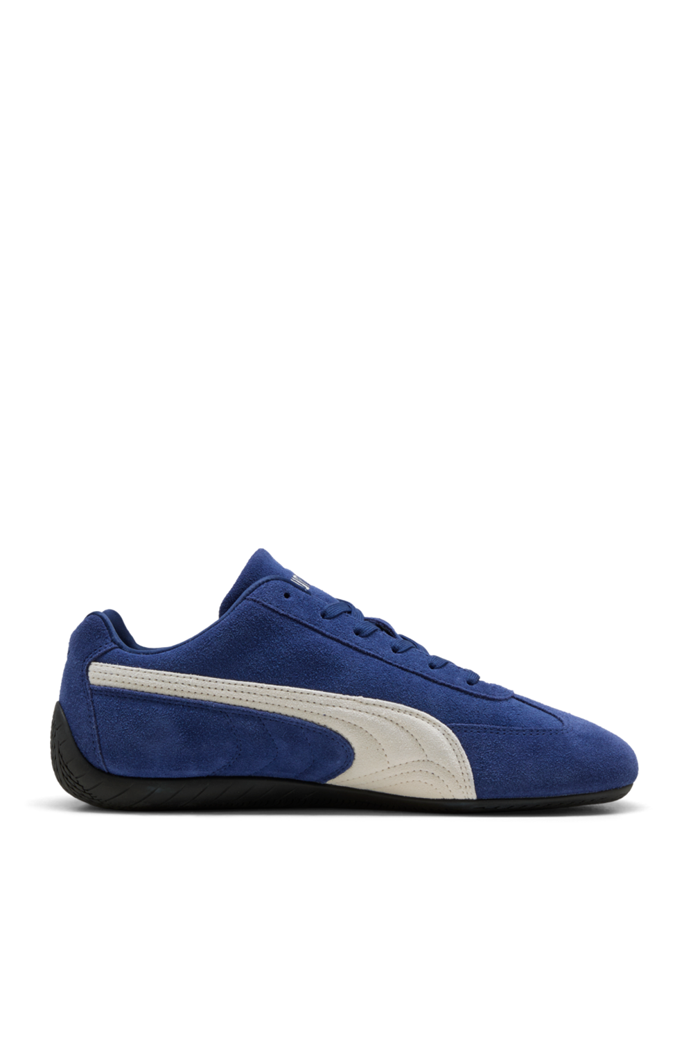 תמונה קידמית של נעלי סניקרס