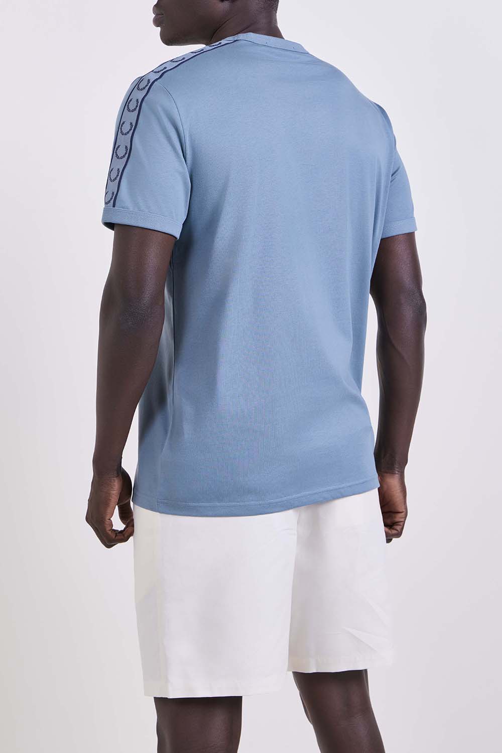 תמונת דוגמן אחורית של חולצת טי