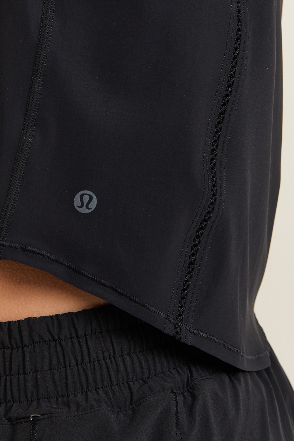 תמונת תקריב דוגמן של Sculpt Crop Tank Lace Trim