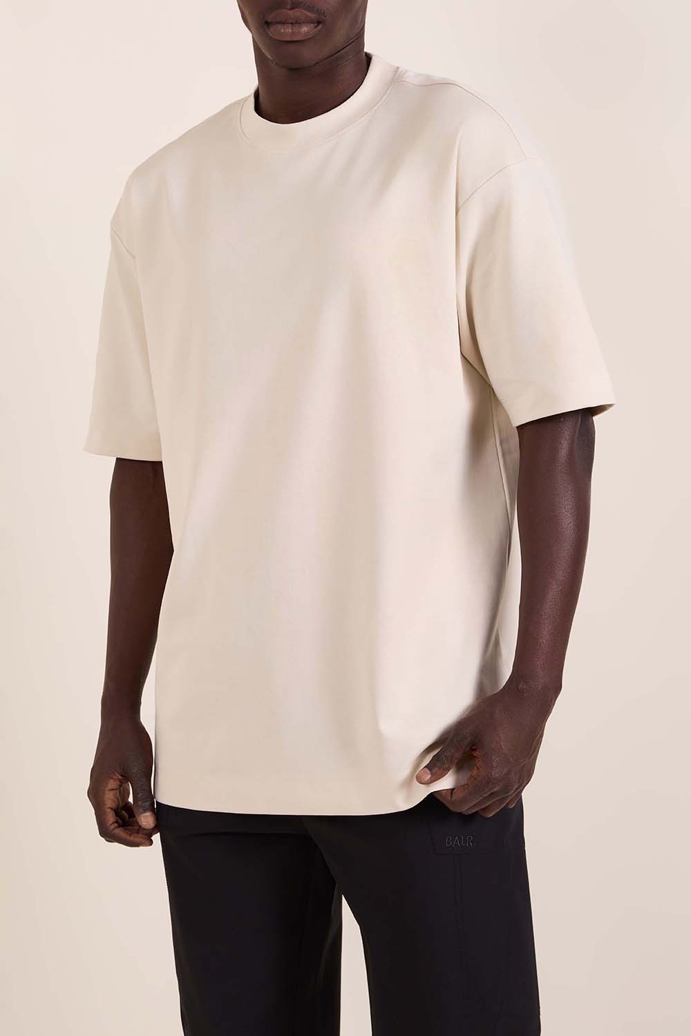 תמונת דוגמן קידמית של חולצת טי משוחררת