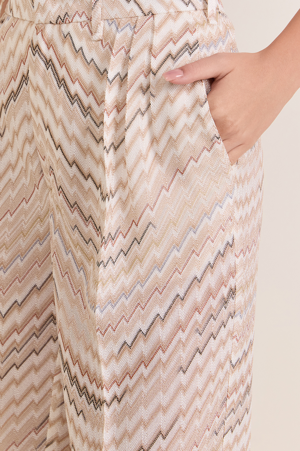 תמונת תקריב דוגמן של מכנסיים מחויטים