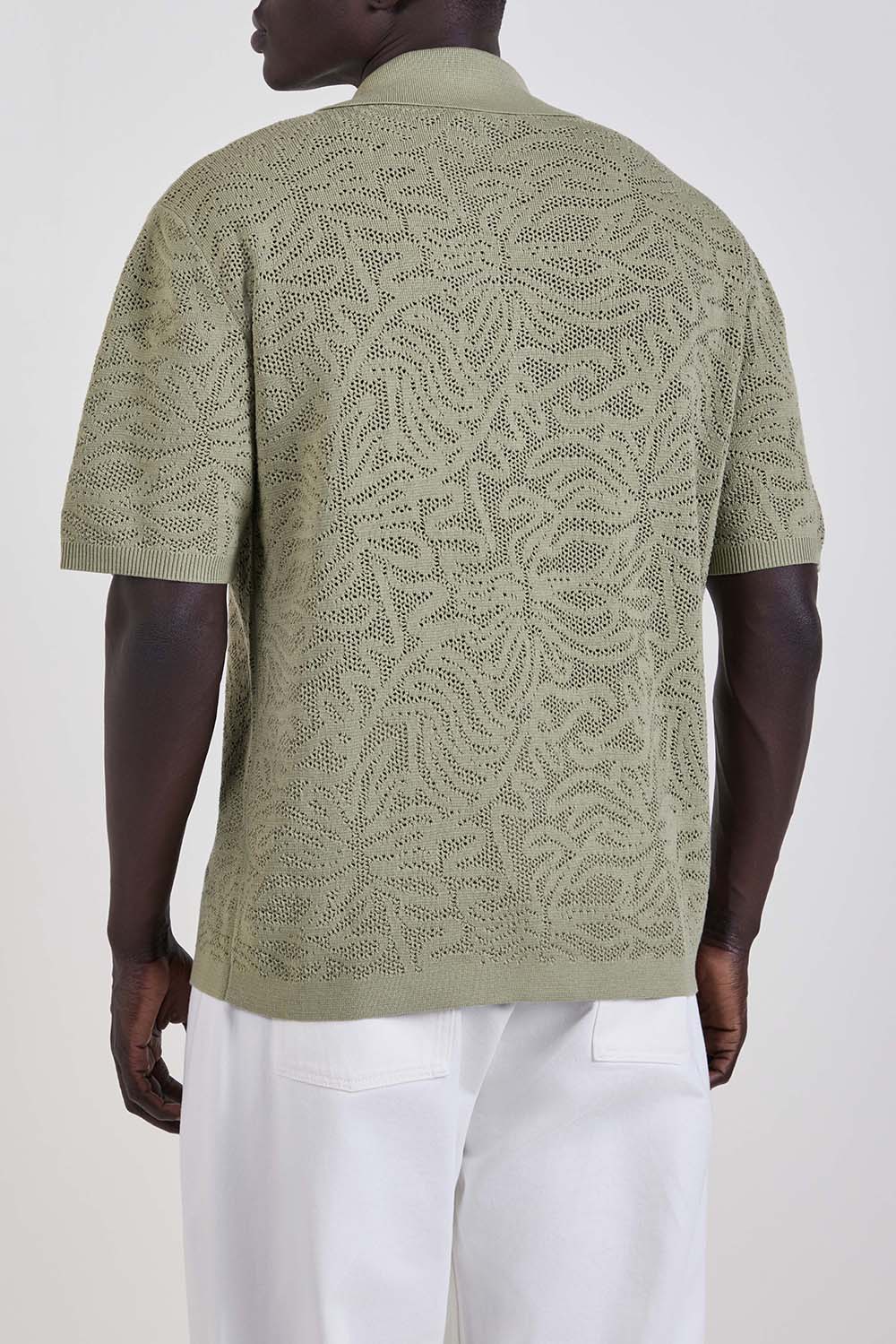 תמונת דוגמן אחורית של חולצת טי בגזרה משוחררת