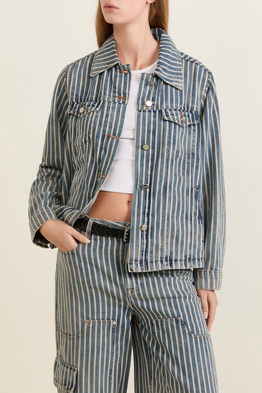 תמונת דוגמן קידמית של ז'קט ג'ינס