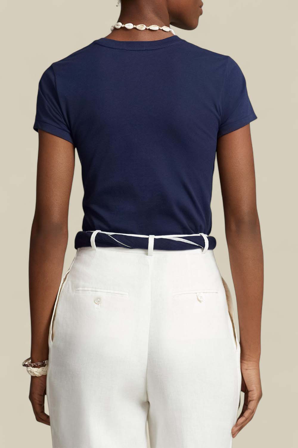 תמונת דוגמן אחורית של חולצת טי