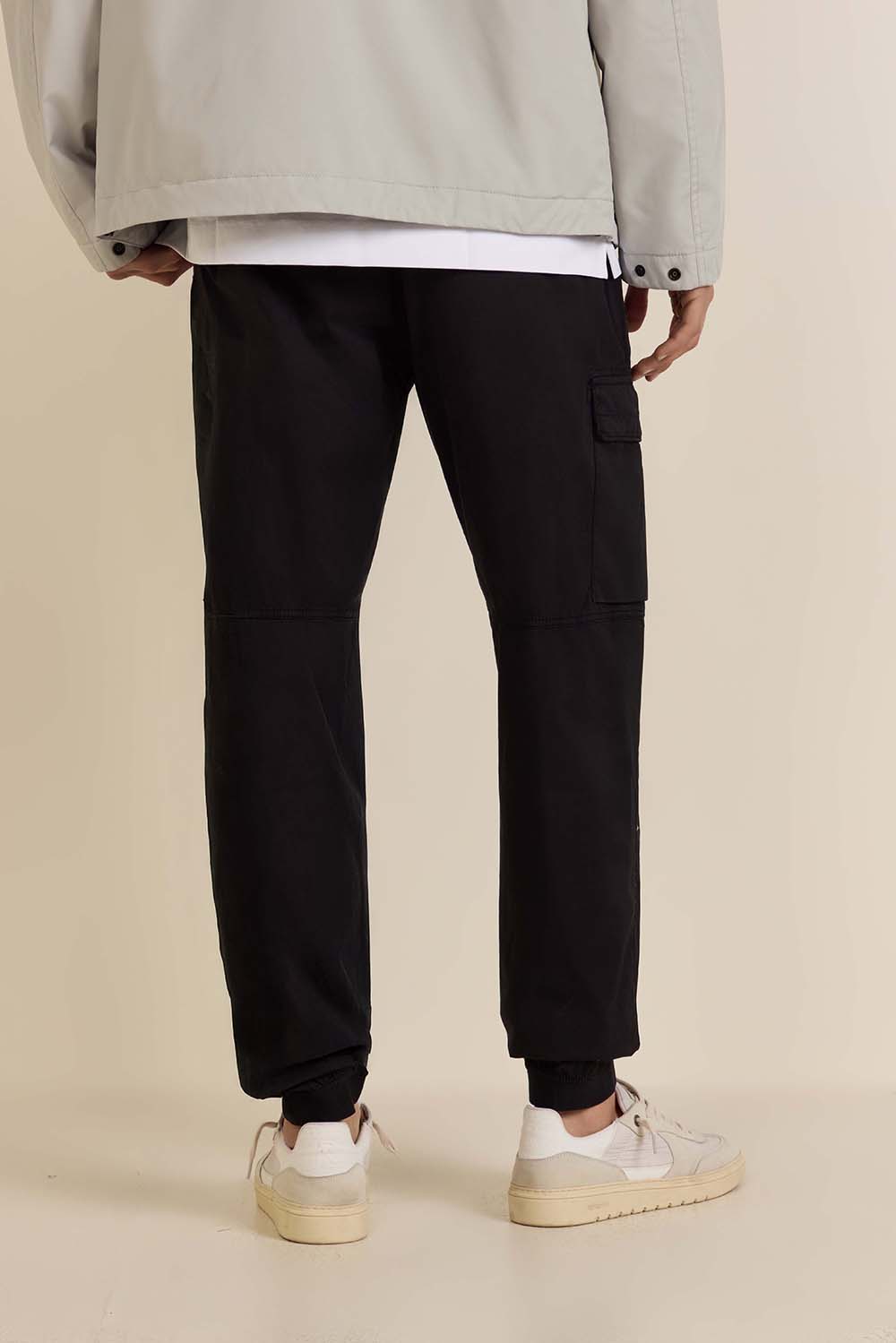 תמונת דוגמן אחורית של מכנסי קרגו