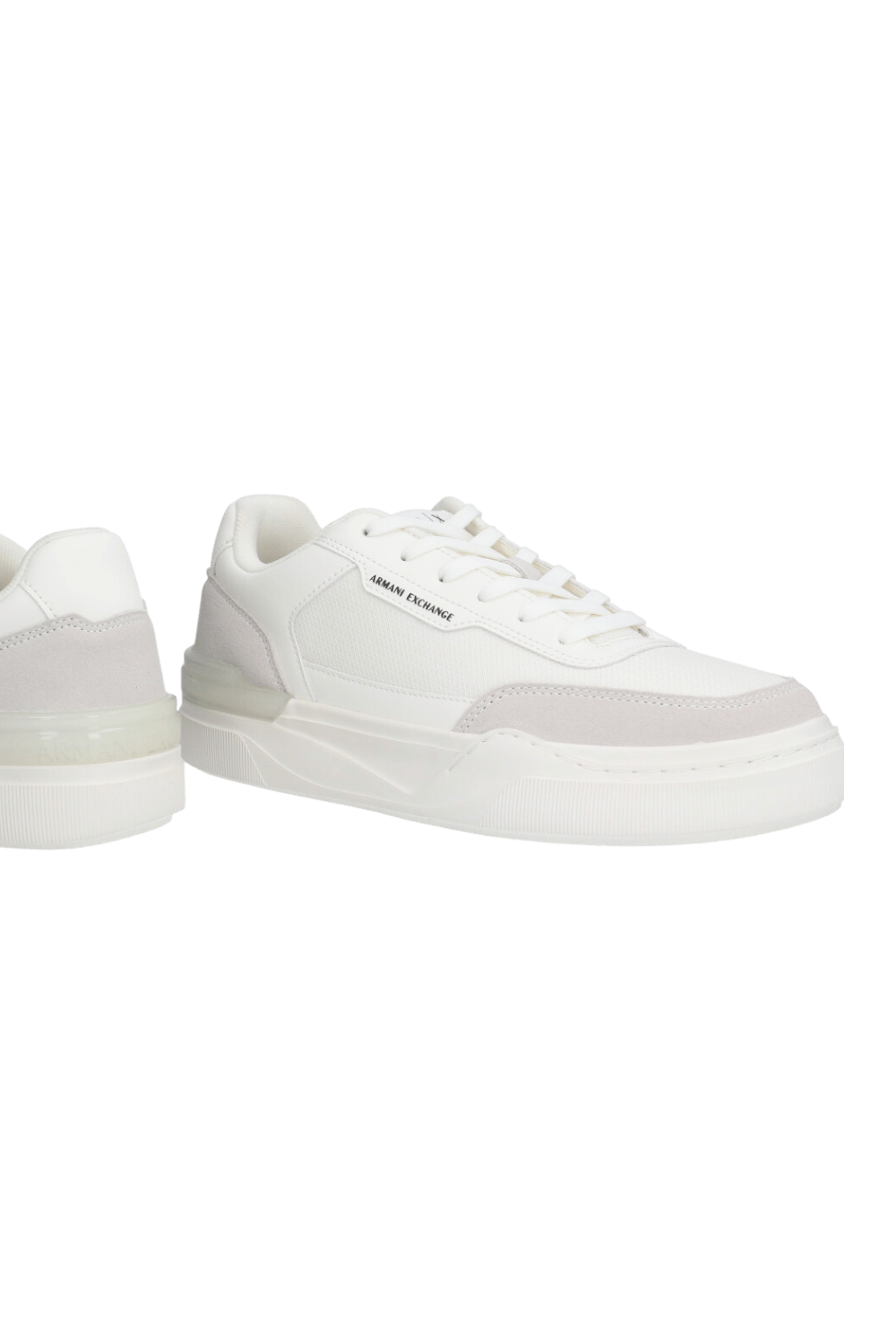 תמונת תקריב של נעלי סניקרס