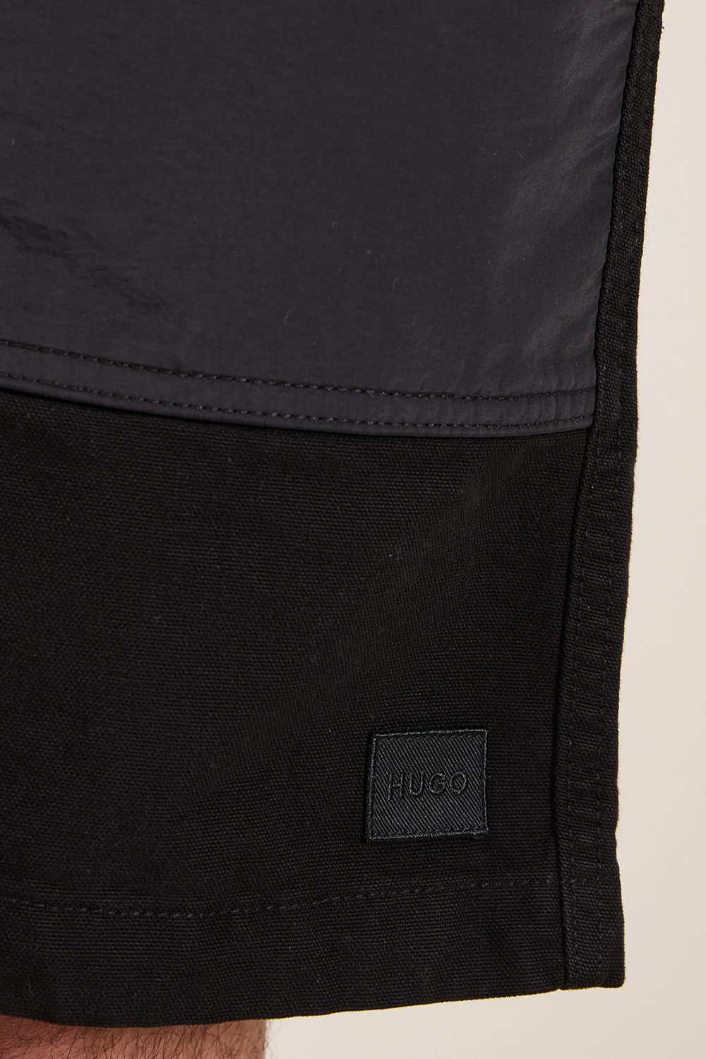 תמונת תקריב דוגמן של מכנסי ברמודה