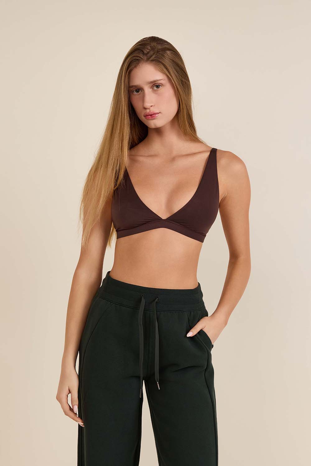 תמונת דוגמן קידמית של Nulu Triangle Bralette
