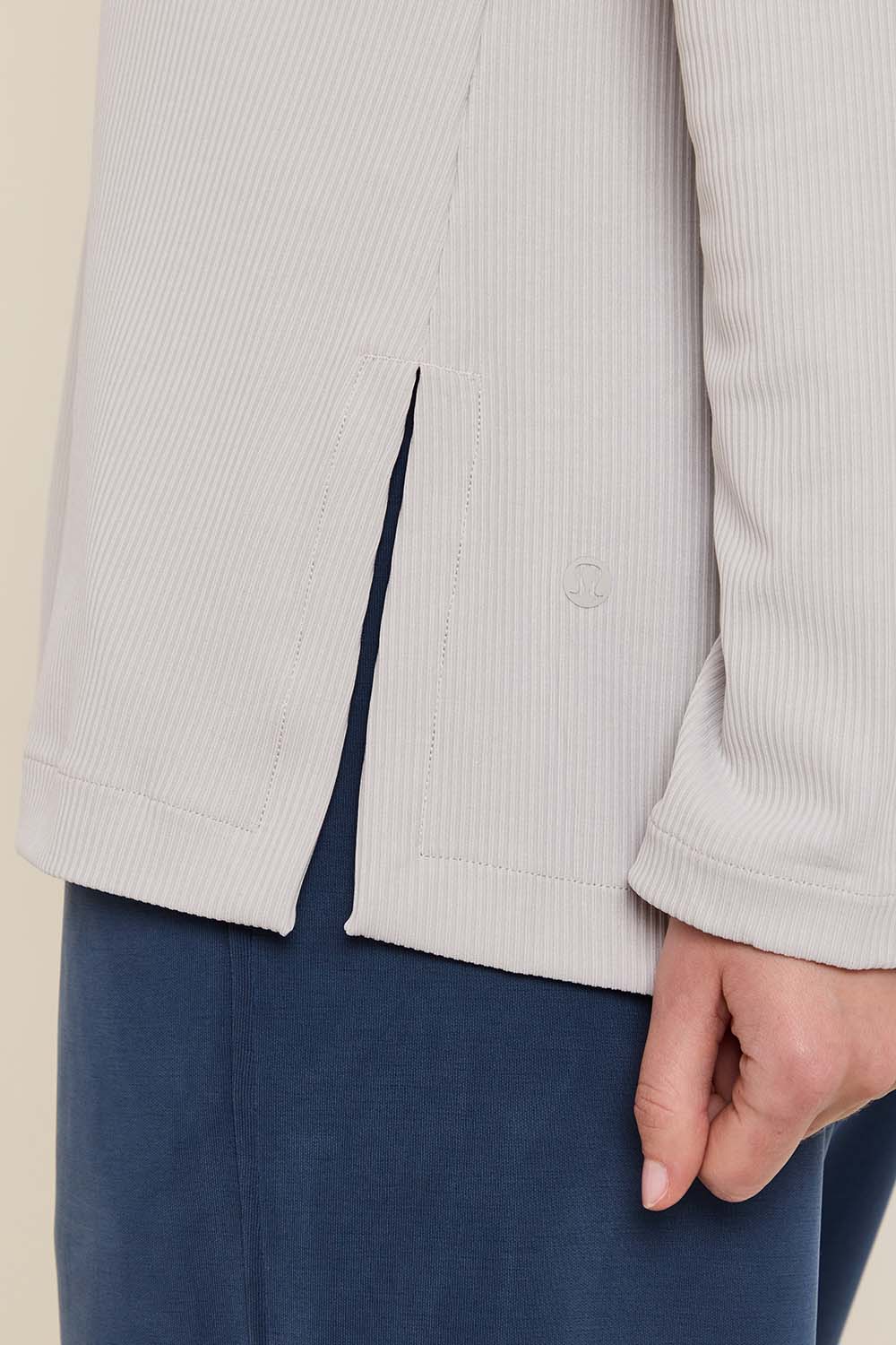 תמונת תקריב דוגמן של Ribbed Drapey Softsteme Long-Sleeve Tunic