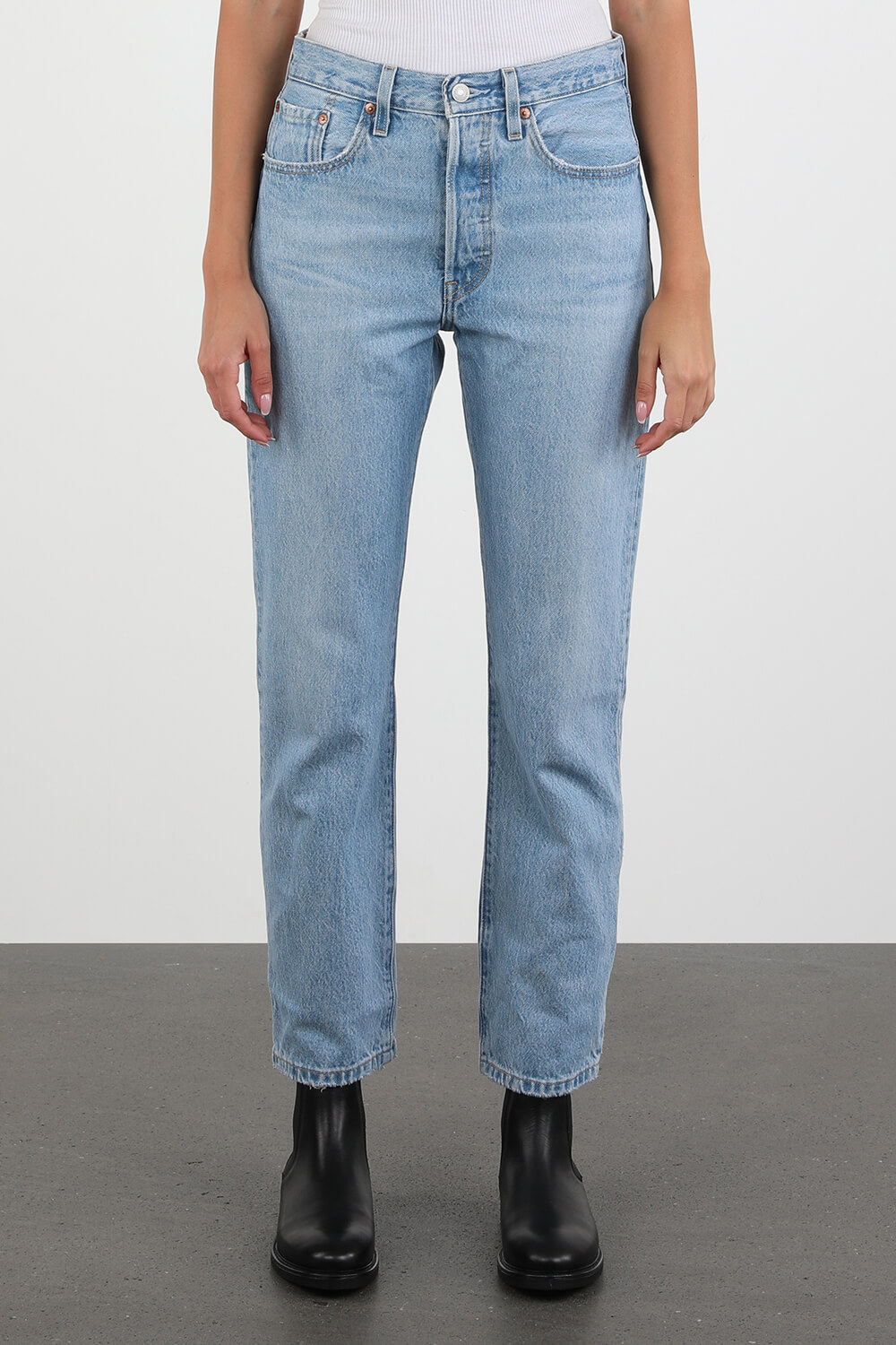 תמונת דוגמן קידמית של 501 Crop Jeans in Light Wash