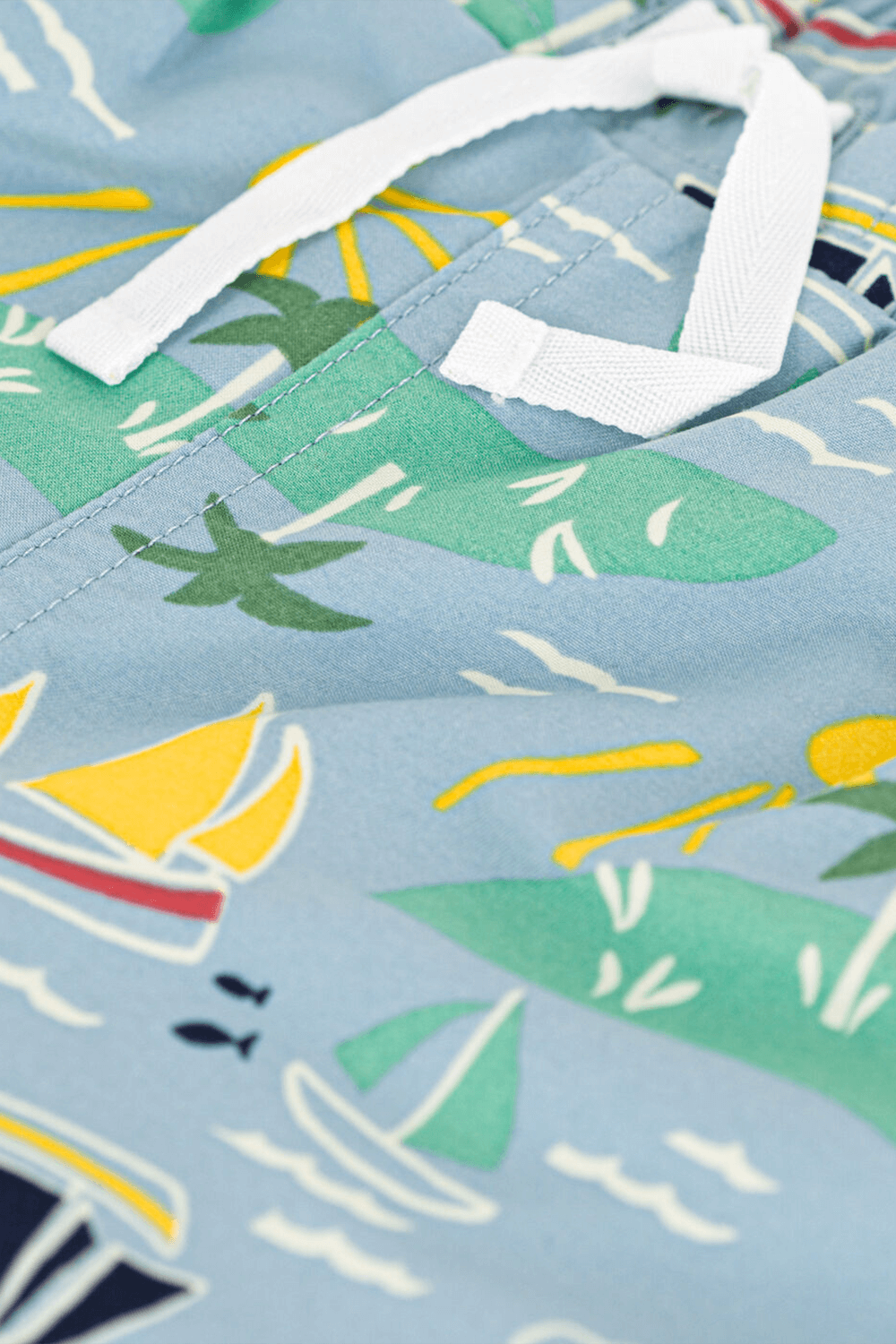 תמונת תקריב של מכנסי בגד ים עם הדפס טרופי - גילאי 3-5