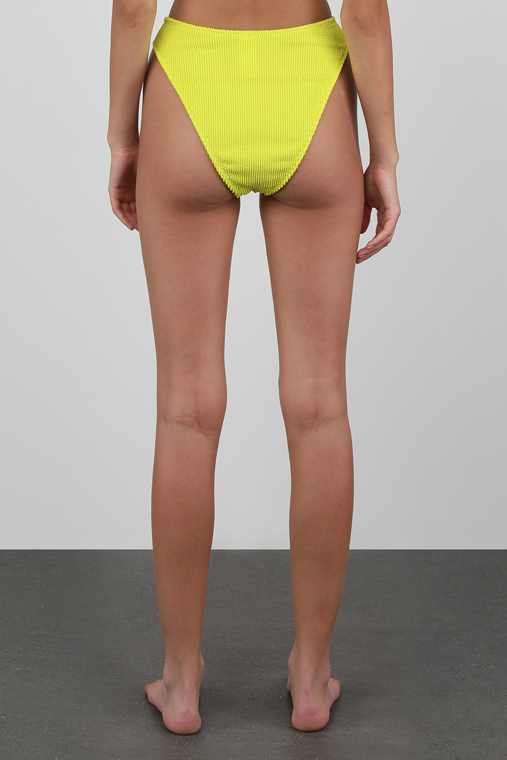 תמונת דוגמן אחורית של תחתוני ביקיני גבוהים בגוון צהוב