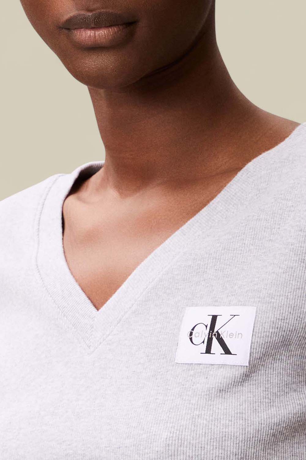 תמונת תקריב דוגמן של חולצת טי ריב