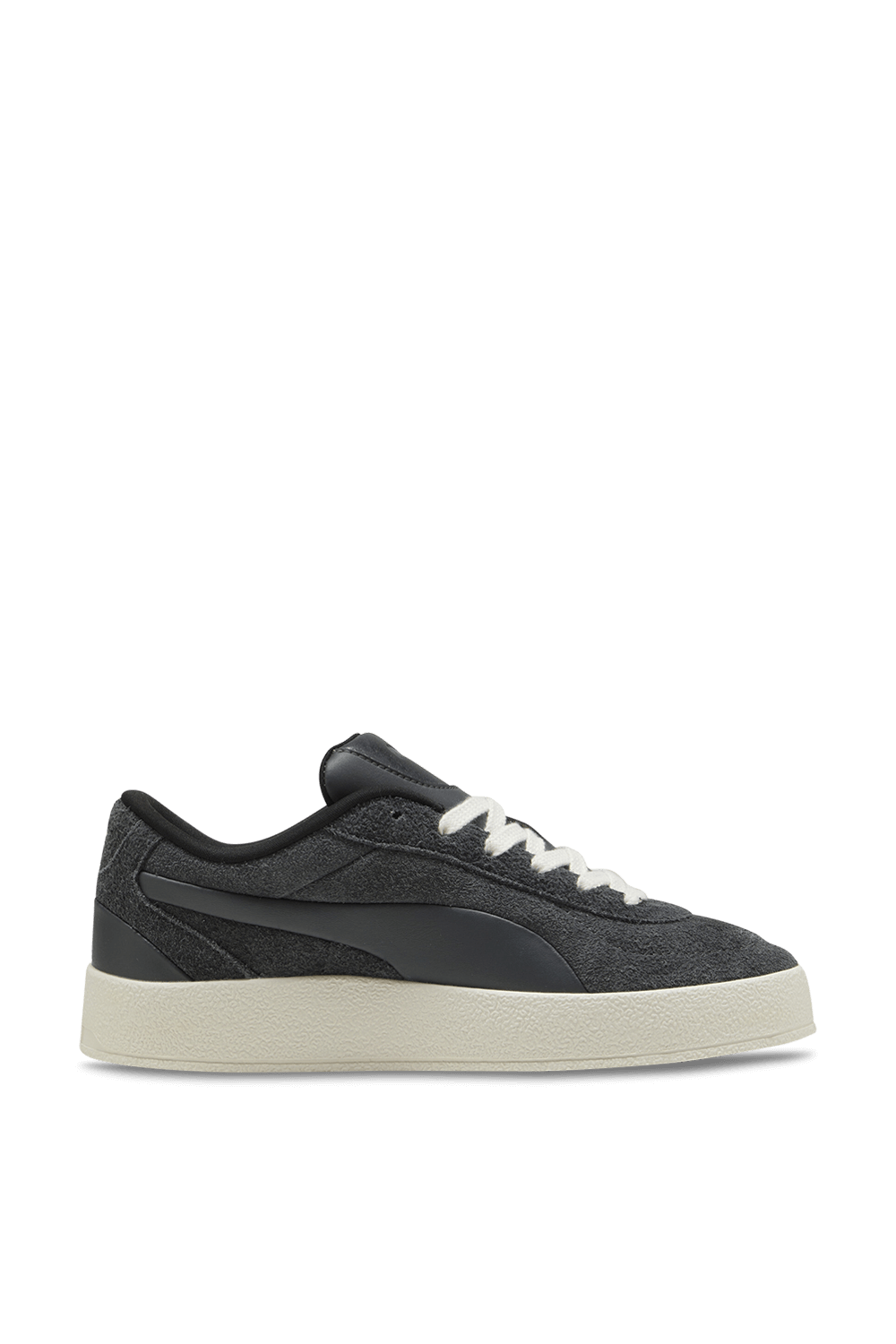 תמונה קידמית של נעלי סניקרס