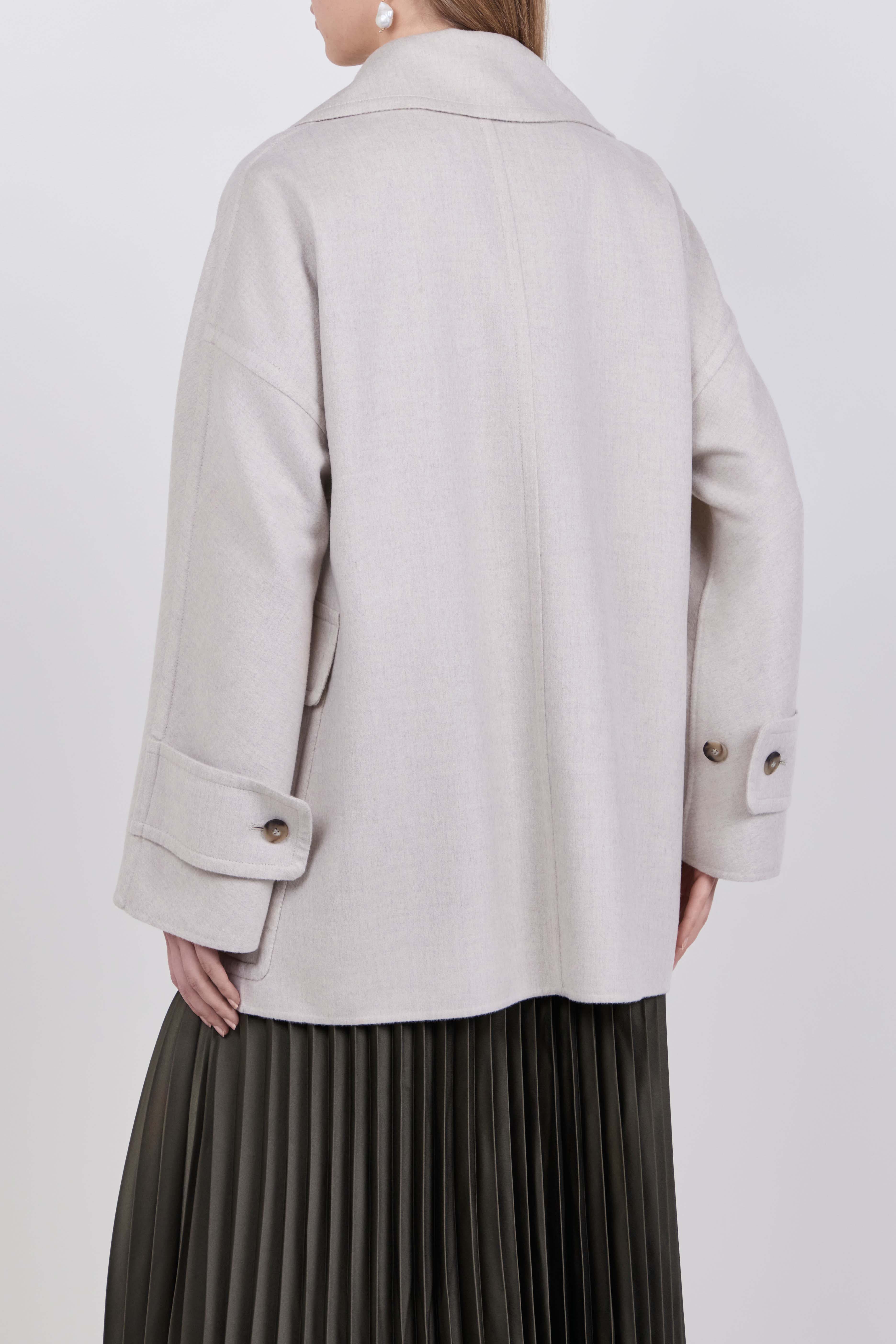 תמונת דוגמן אחורית של מעיל צמר