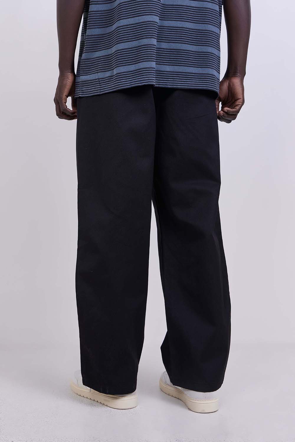 תמונת דוגמן אחורית של מכנסי צ'ינו