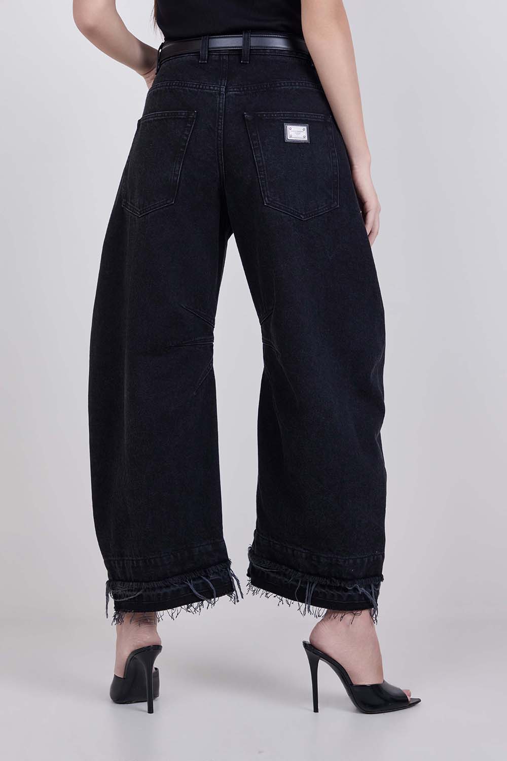 תמונת דוגמן אחורית של מכנסי ג'ינס בגזרת בלון