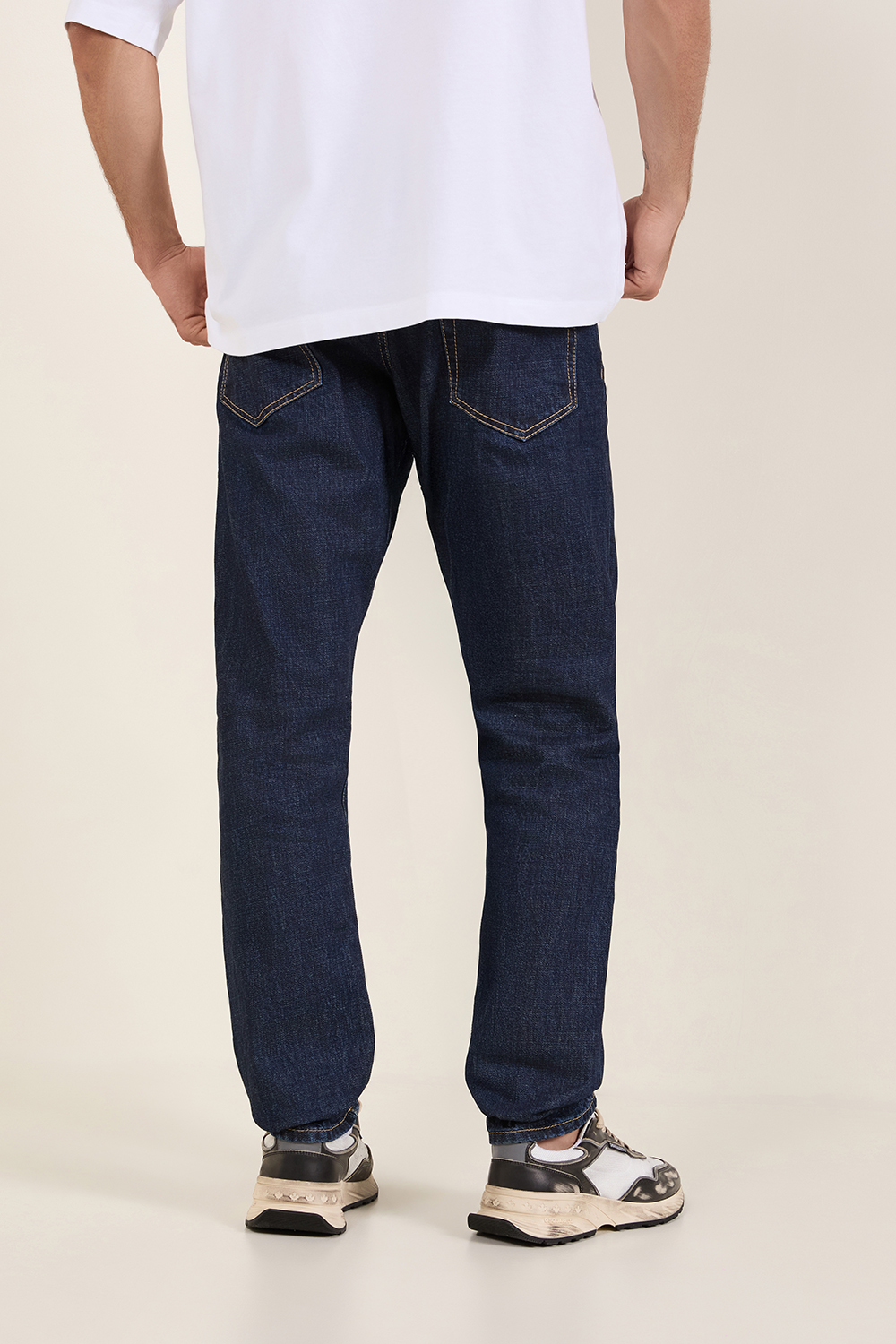 תמונת דוגמן אחורית של מכנסי ג'ינס דין