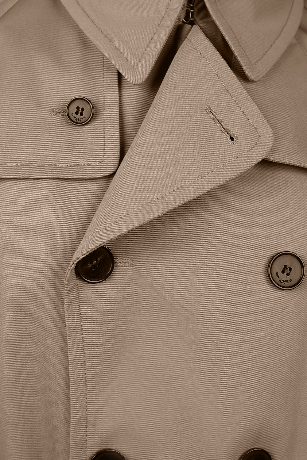 תמונת תקריב של מעיל טרנץ' מכופתר